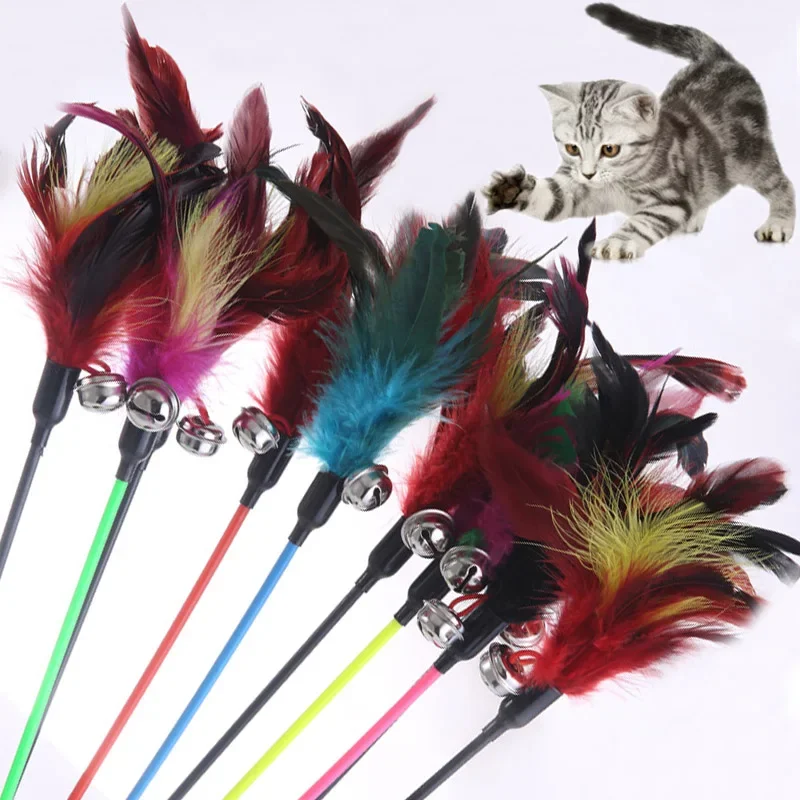 Gran oferta de juguetes para gatos, palo para gatos de Color aleatorio, juguete de plumas para gatos con campana pequeña, juguetes interactivos para