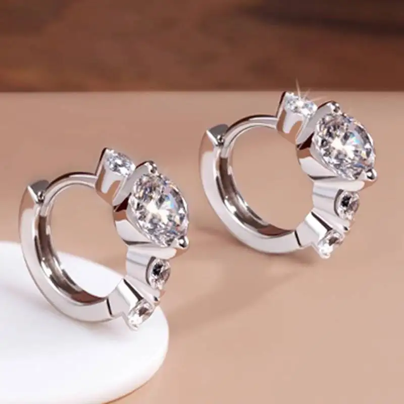 Huitan Damen-Creolen, silberfarben, modisch, für Partys, Alltag, vielseitiges Zubehör, schlichter Stil, eingelegt mit glänzendem, rundem CZ-Schmuck