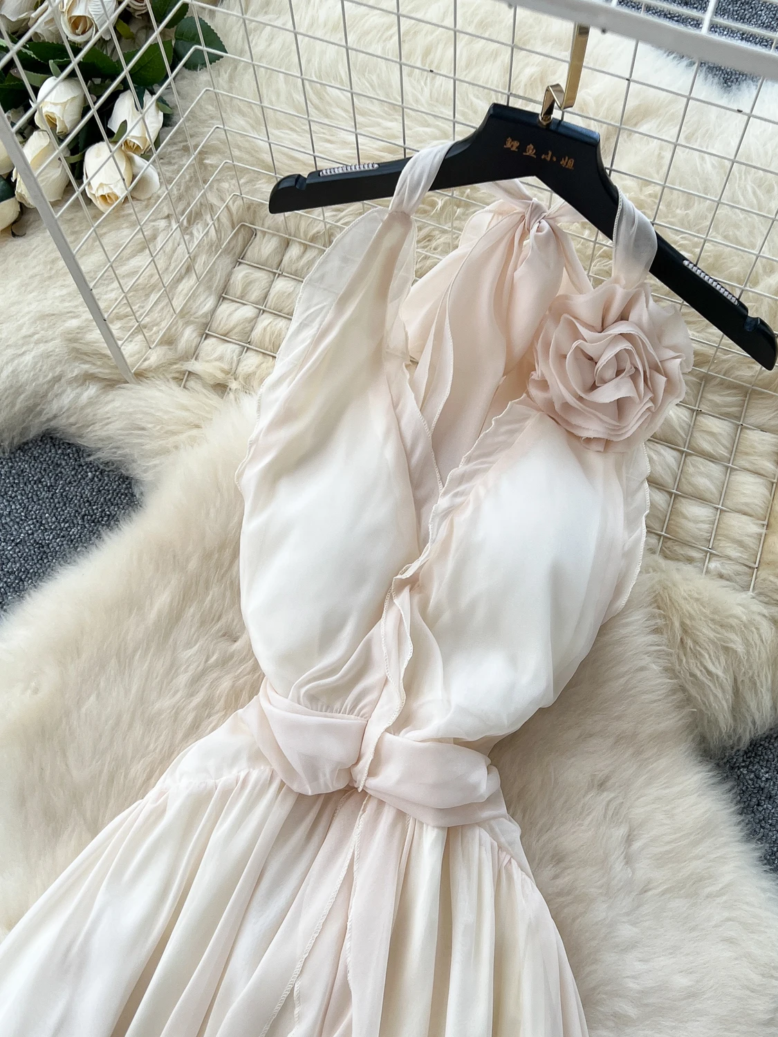 فستان طويل بتصميم ثلاثي الأبعاد مع زهور معلقة على الرقبة، مشبك خصر داخلي، ظهر مفتوح، تنورة على شكل A، ستايل كوري للتنقل اليومي. #1