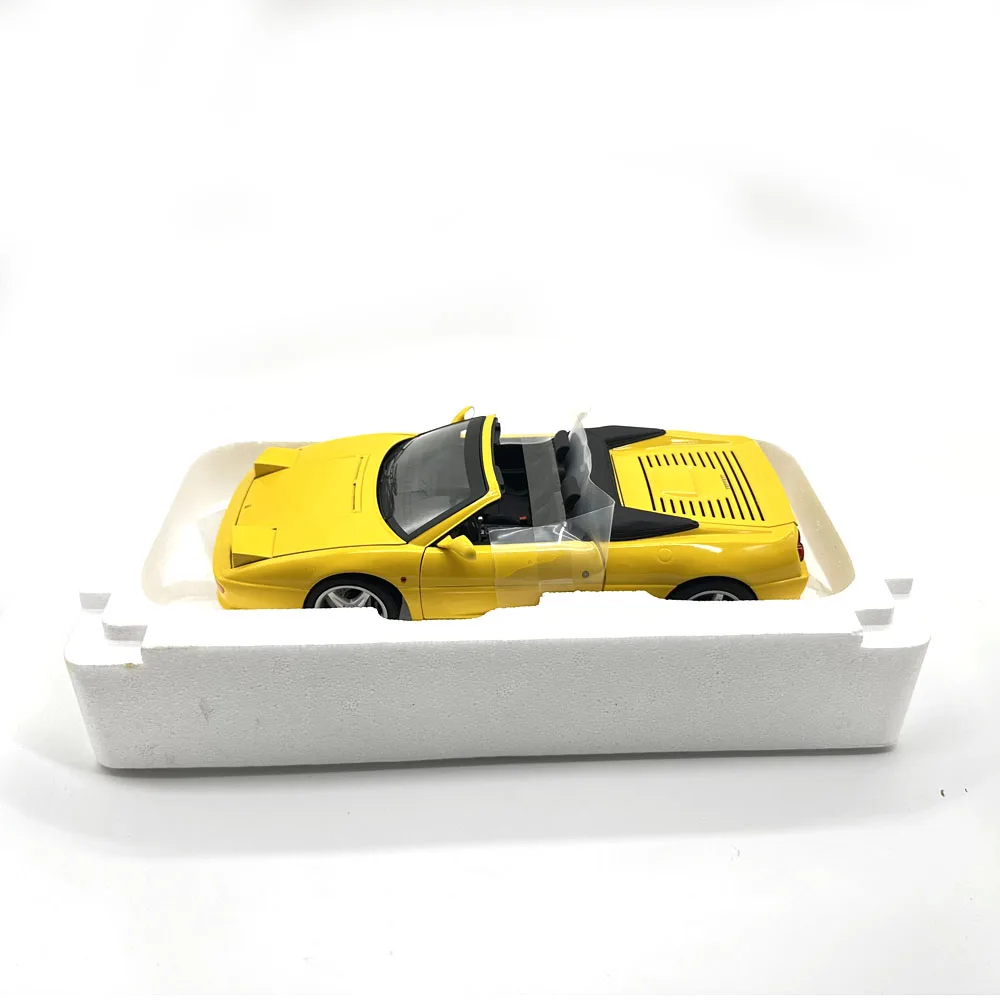 HW Carro Modelo Die-Cast Escala 1/18 F355 Spider Amarelo 4 Portas Abertas, Brinquedo de Liga Metálica para Coleção, Presente de Aniversário, Compatível com Cenários