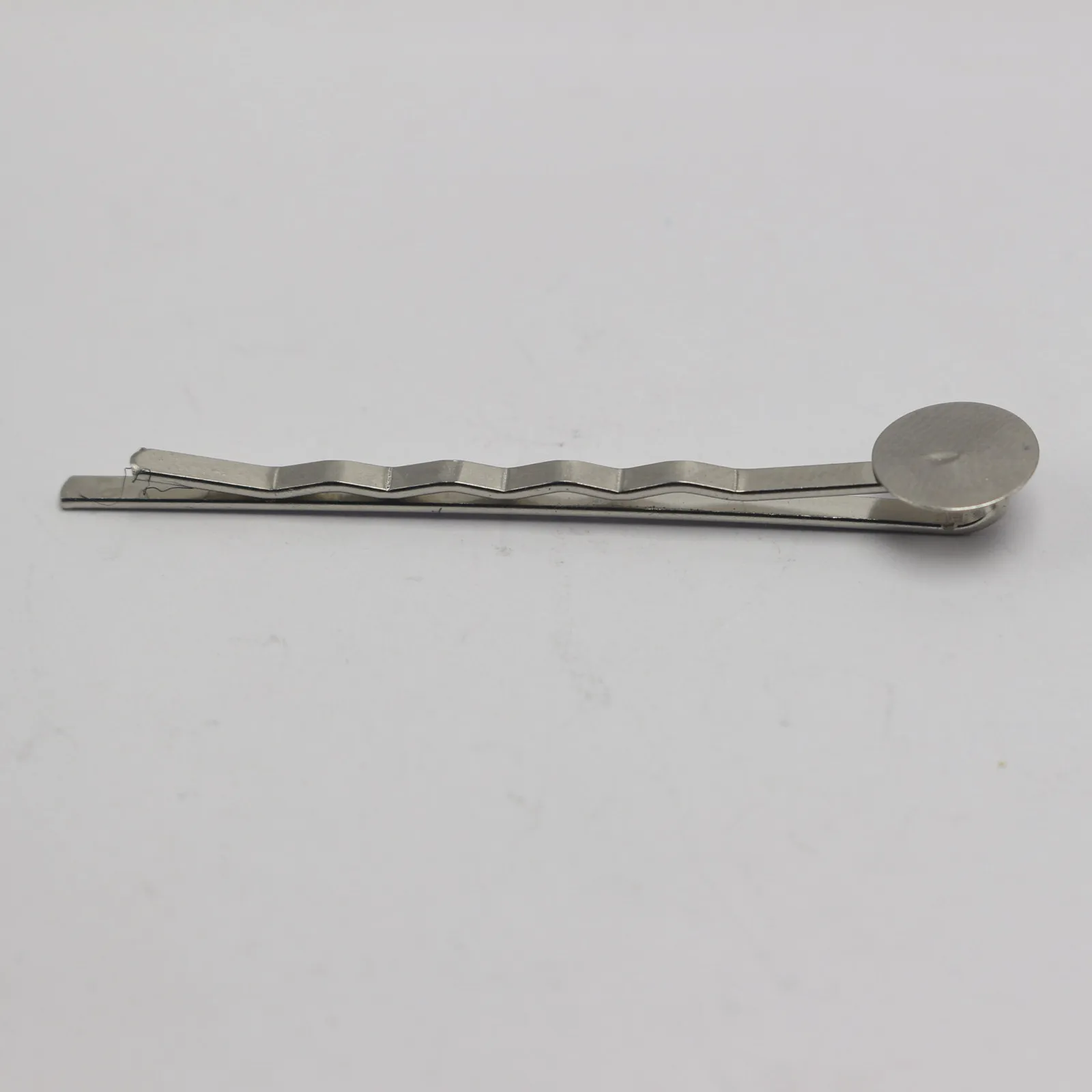 50 قطعة من دبابيس الشعر المعدنية باللون الفضي 1.9 بوصة - مشابك شعر غير قابلة للانزلاق مع وسادات قبضة للنساء، أحدث عالي الجودة معيار الاتحاد الأوروبي والولايات المتحدة