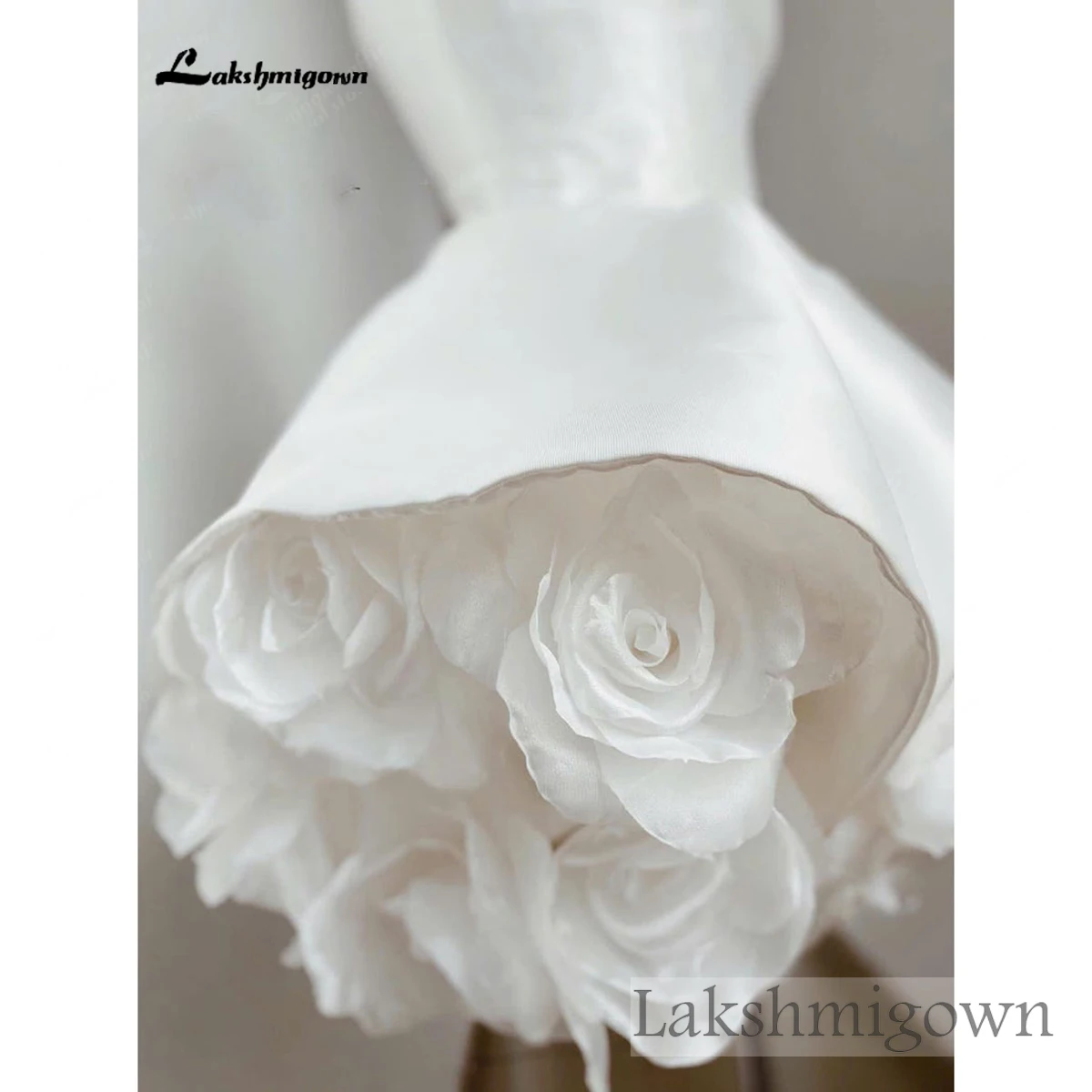 Trägerloses kurzes Satin-Hochzeitskleid mit 3D-Rosenblumenbesatz am Saum, Mini-Brautkleid mit Schnürkorsett-Rücken, einfaches Empfangs-Hochzeitskleid – Detail 8