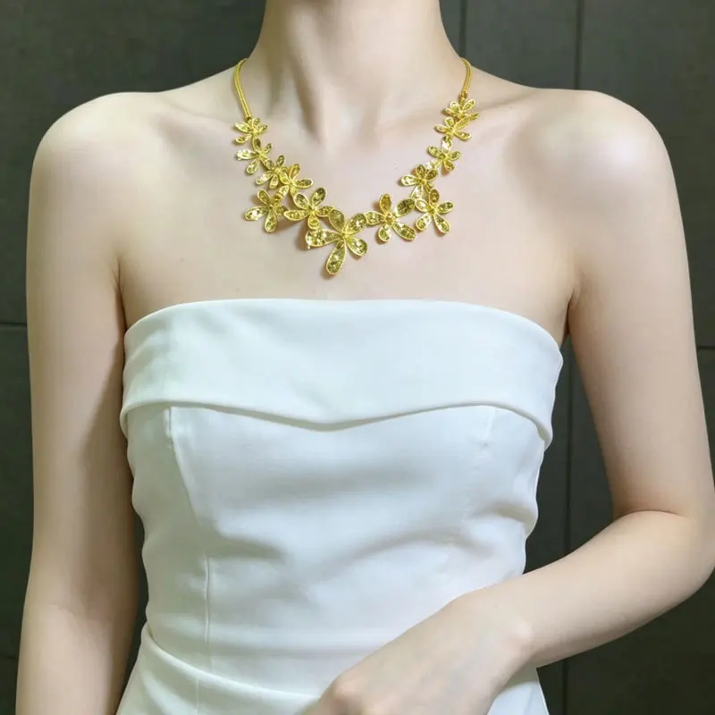 Butterfly butterfly raw flower golden super flash flower necklace light luxury delicate pendant collarbone chain