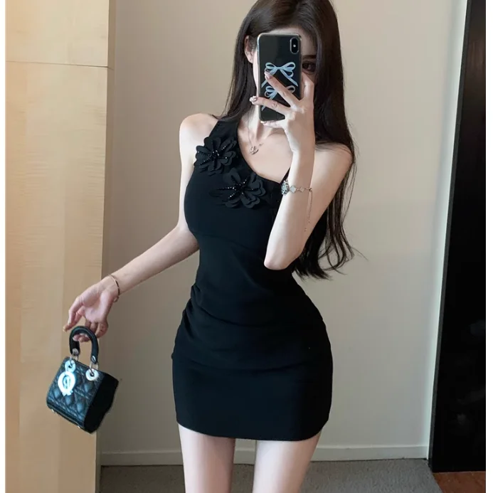 Pure Desire สไตล์คอเอียงปิดไหล่ดอกไม้สามมิติเอวกอดชุด Slim Suspender สะโพกบรรจุกระโปรง