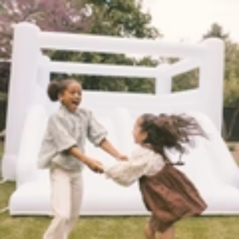Parco giochi castello gonfiabile bianco a doppio scivolo per feste per bambini con ventilatore, adatto per matrimoni, parco giochi gonfiabile perfetto