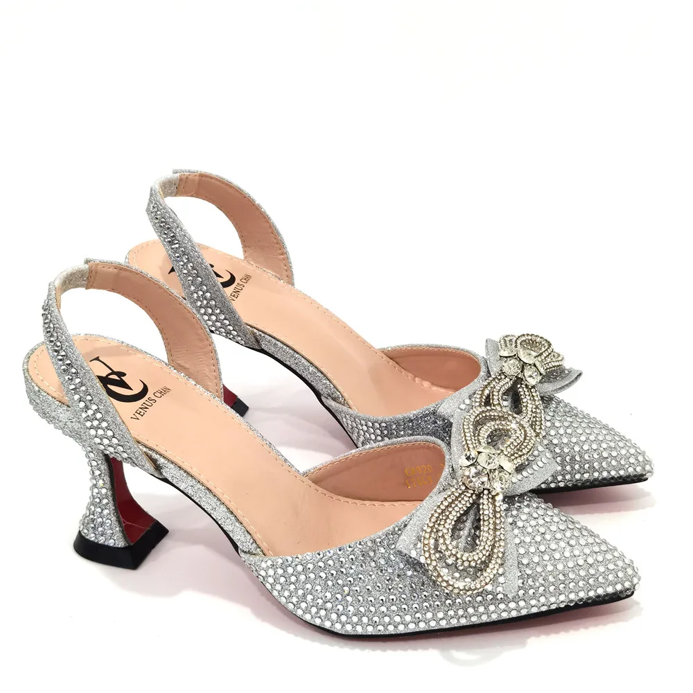 El último estilo INS, lazo de diamantes de imitación, tacones altos de fiesta vacíos laterales, tacones de aguja con punta estrecha, zapatos y