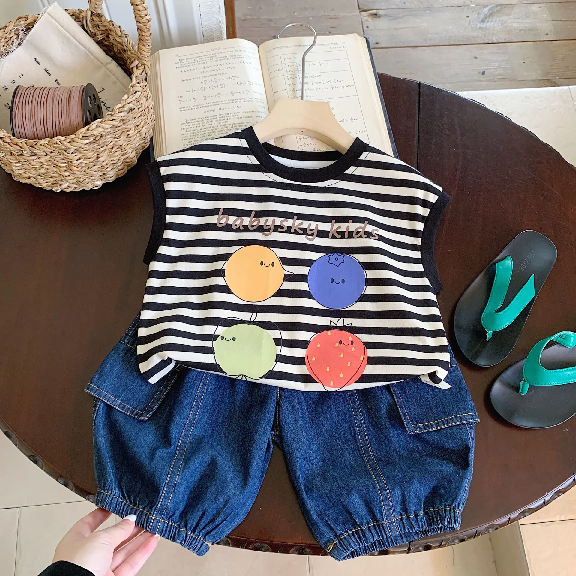 

Детские футболки для маленьких мальчиков, новые летние модные топы с фруктами и буквенным принтом для маленьких мальчиков, универсальная полосатая футболка без рукавов для девочек от 1 до 8 лет