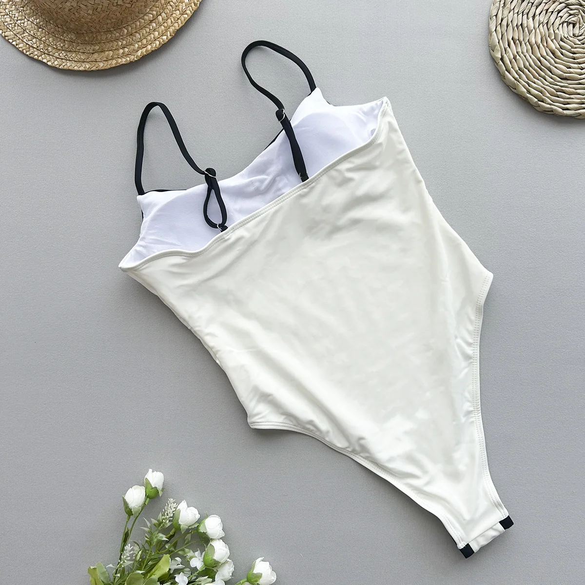 Nuevo traje de baño de una pieza con un toque femenino, nuevo traje de baño de vacaciones simple y moderno en blanco y negro para mujer