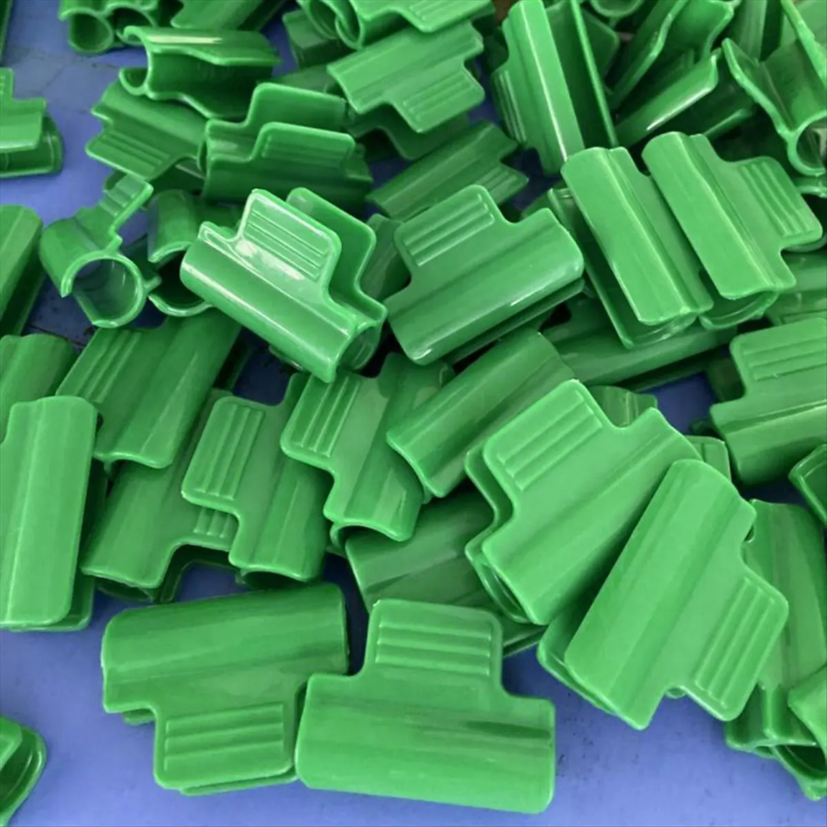 A20I 50Pcs Greenhouse Clamps,Pipe Clamps for 16mm Plant Stakes,Row Cover Clips Garden Hoops Garden Clip