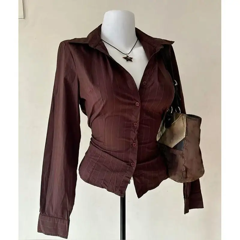 Das braune, schmal geschnittene, vielseitige und modische sexy T-Shirt mit langen Ärmeln ist Y2K mit sexy und schmal geschnittener, modischer, ästhetischer, süßer Stil