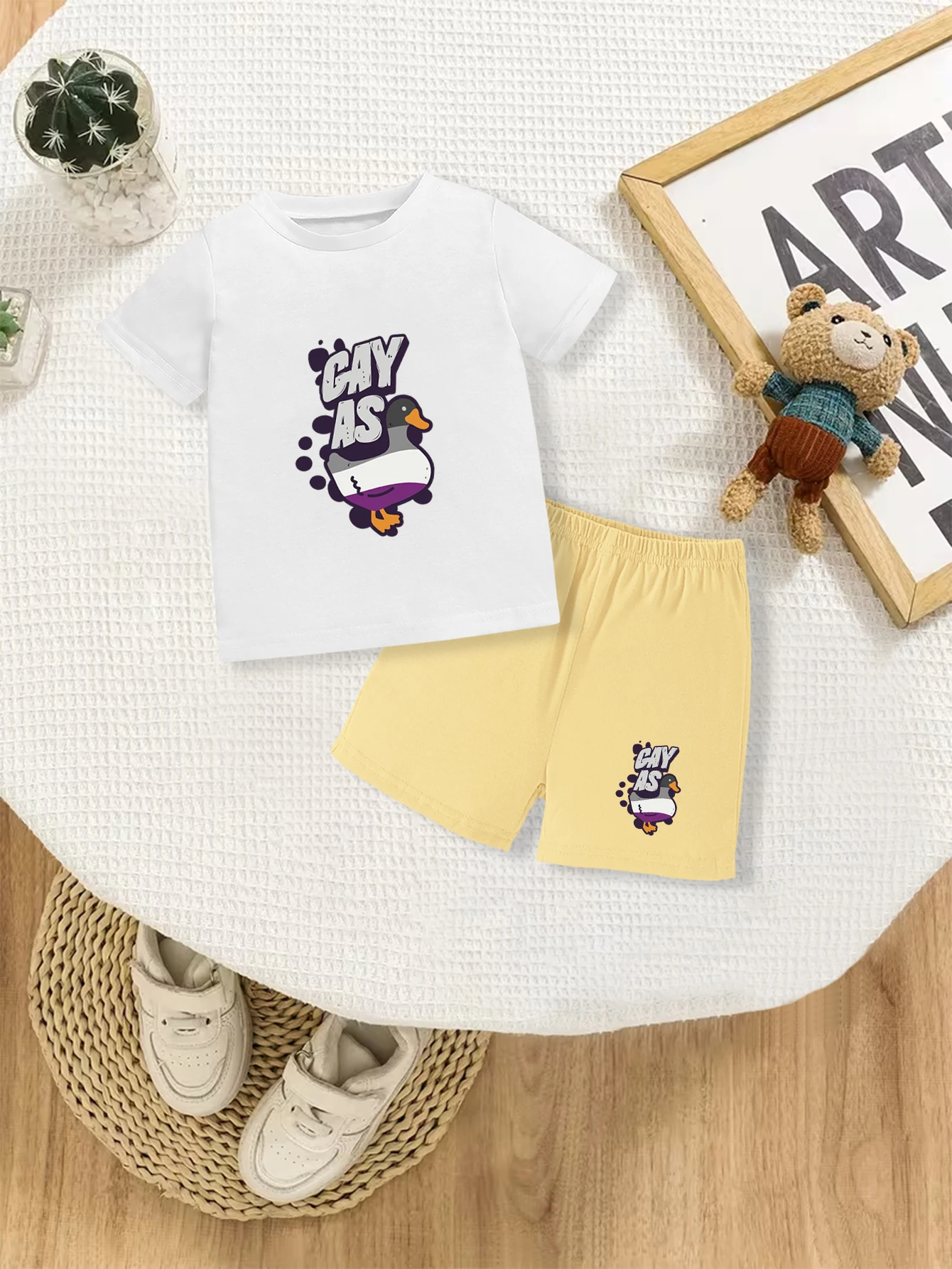 

Комплект из 2 предметов: летний повседневный комплект для мальчиков, футболка и шорты с английским принтом и рисунком утки