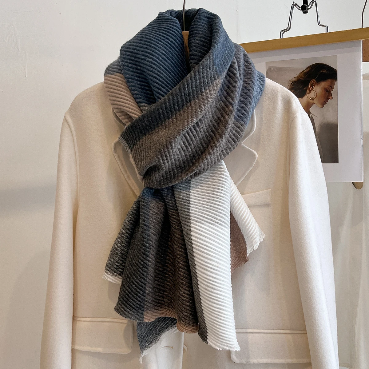 المرأة ربيع شتاء جديد ثنى كتلة الألوان وشاح متعدد الألوان المتضخم الدافئة وواقية من الشمس شال وشاح عصري متعدد الاستخدامات