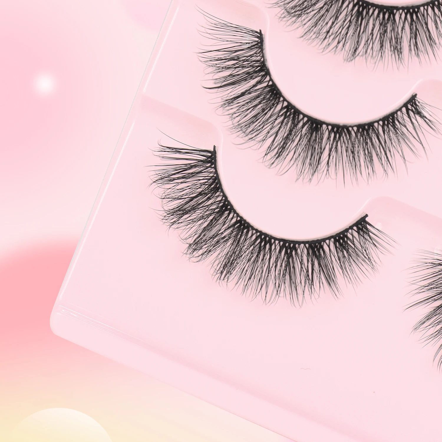 ขนตาปลอมทรงกากบาทธรรมชาติ 7 คู่ ฟูและโค้งงอ ยาวลงที่ปลายตา สวมใส่ง่าย