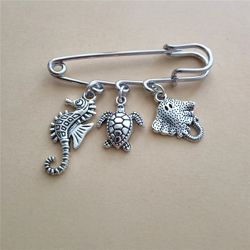 Cute Tiny Seahorse and Turtle Dangle Pendant Brooch, Antique Stingray Charm Pin, Funny Accessories for Ocean Lover Beach Jewelry