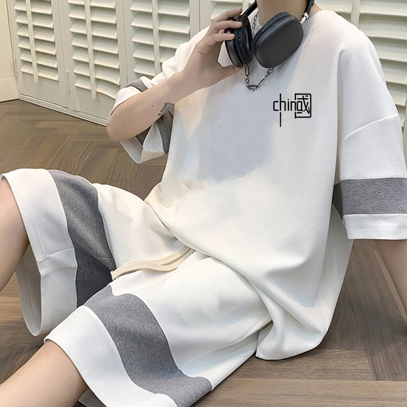 

Молодежный повседневный спортивный комплект 2024: модная свободная футболка с креативным текстом и шорты из полиэстера для мальчиков