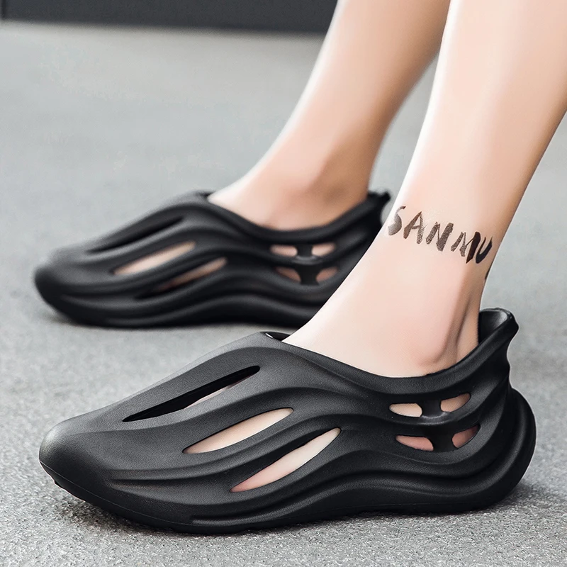 Men Beach Sandals EVA Soft Hollow Mens Garden Shoes Designer Hole Breathable Slipper Runner Sneakers Summer Slip on Water Shoes