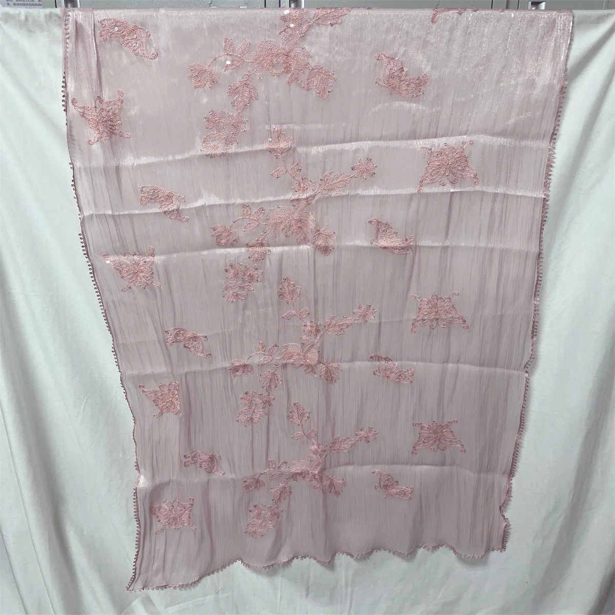 Island Silk Crinkle Hijab für Frauen, exquisite Blumenstickerei, muslimisches Kopftuch, leicht schimmernde Textur, langer Schal mit Perlen. – Detail 4