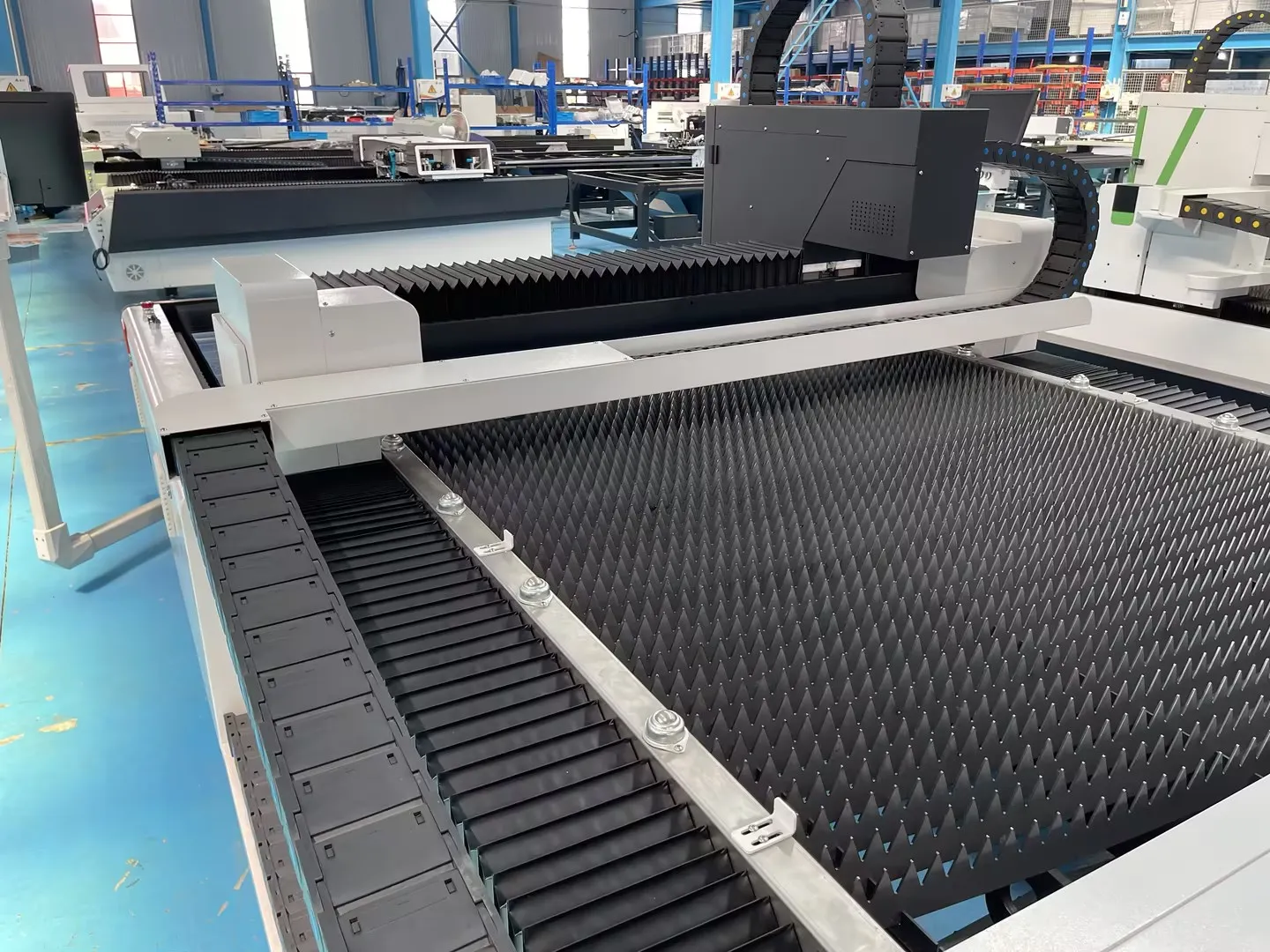 高速1000W-6000WファイバーレーザーとCO2レーザー複合切断機、金属、鋼材、木材、アクリル、MDF用CE認証付き2ヘッド
