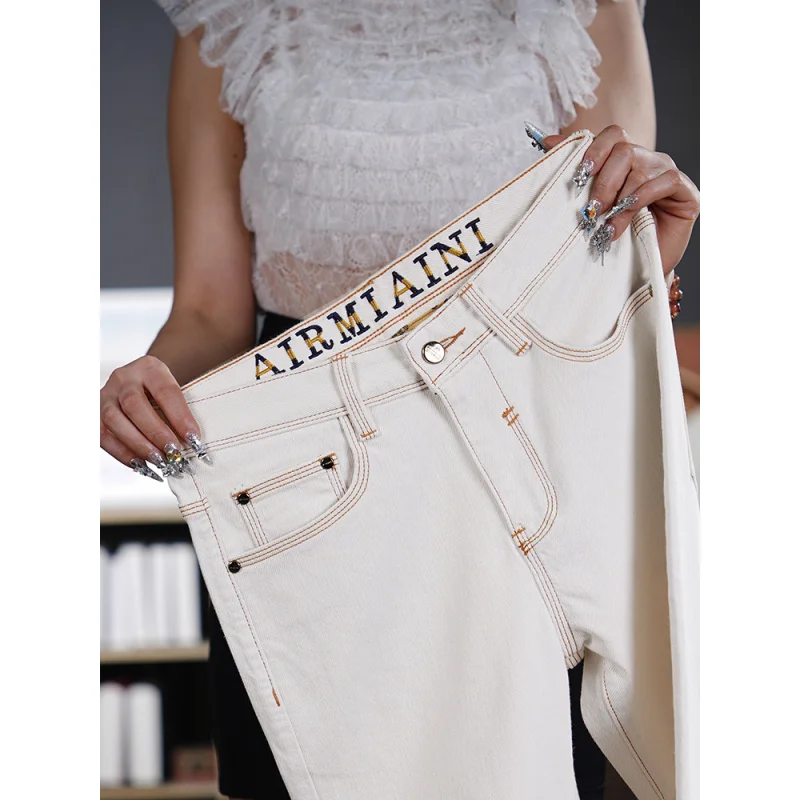 جينز فاخر خفيف لعام 2025 للرجال موضة بيضاء للربيع/الصيف رفيع غير رسمي مرن للتخسيس سروال صغير للقدم