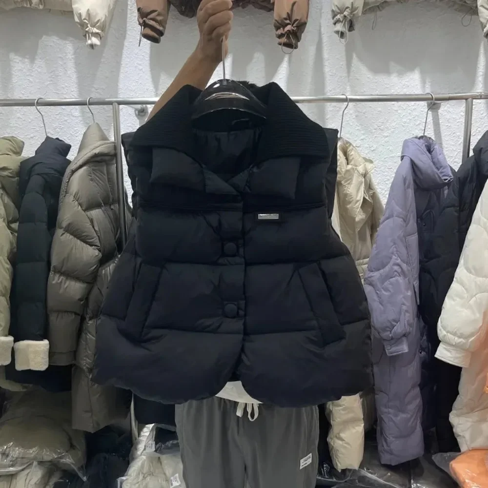 เสื้อกั๊กคอปกสองชั้นเย็บติดกัน รุ่นใหม่ประจำฤดูหนาวปี 2025 เสื้อโค้ทขนเป็ดสีขาวสำหรับผู้หญิง เสื้อกั๊กแฟชั่นแขนกุดแบบสั้น อุ่นสบาย