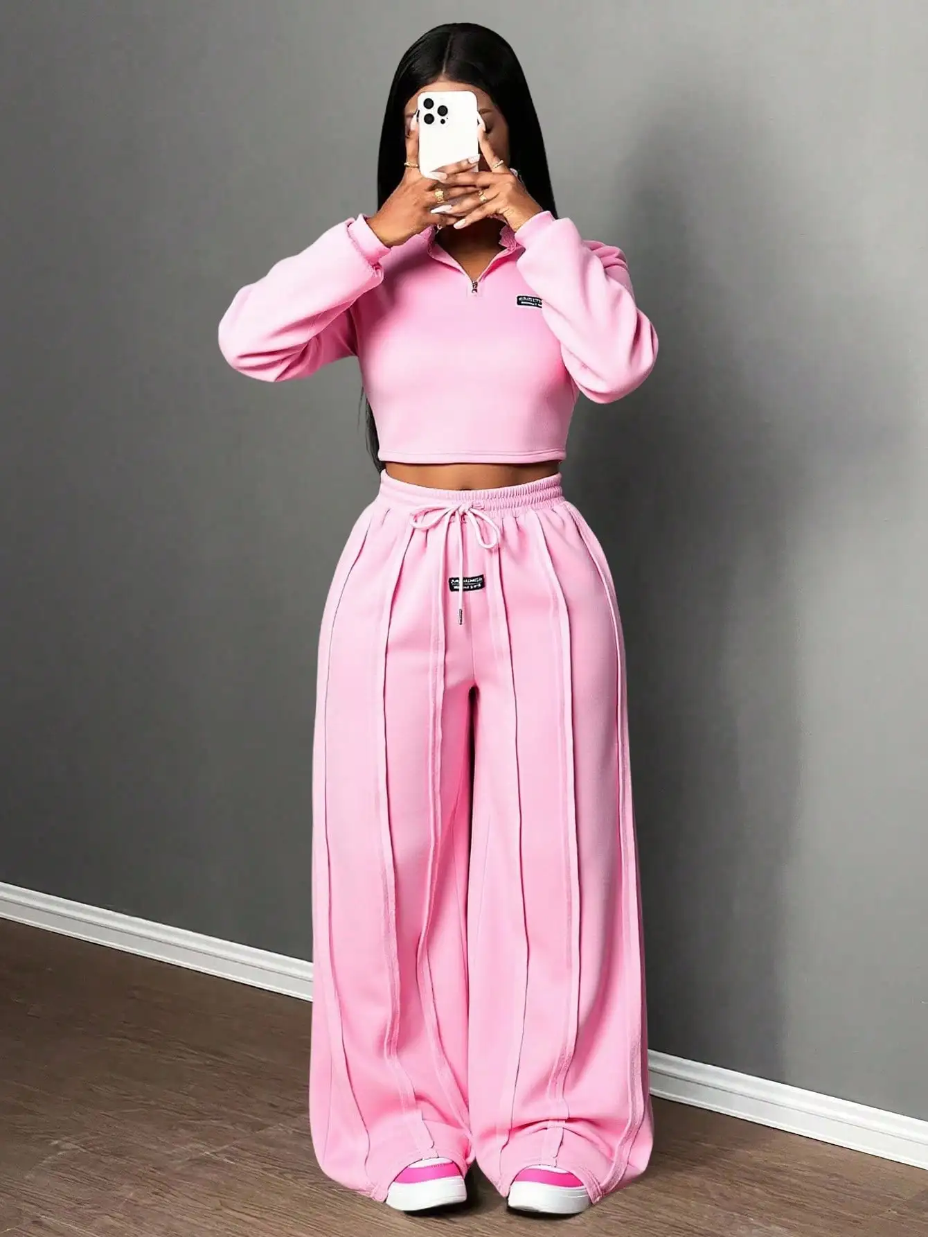 

Розовый комплект для отдыха из двух предметов: укороченный топ на молнии и широкие спортивные брюки для повседневной носки, путешествий, учебы, бранча