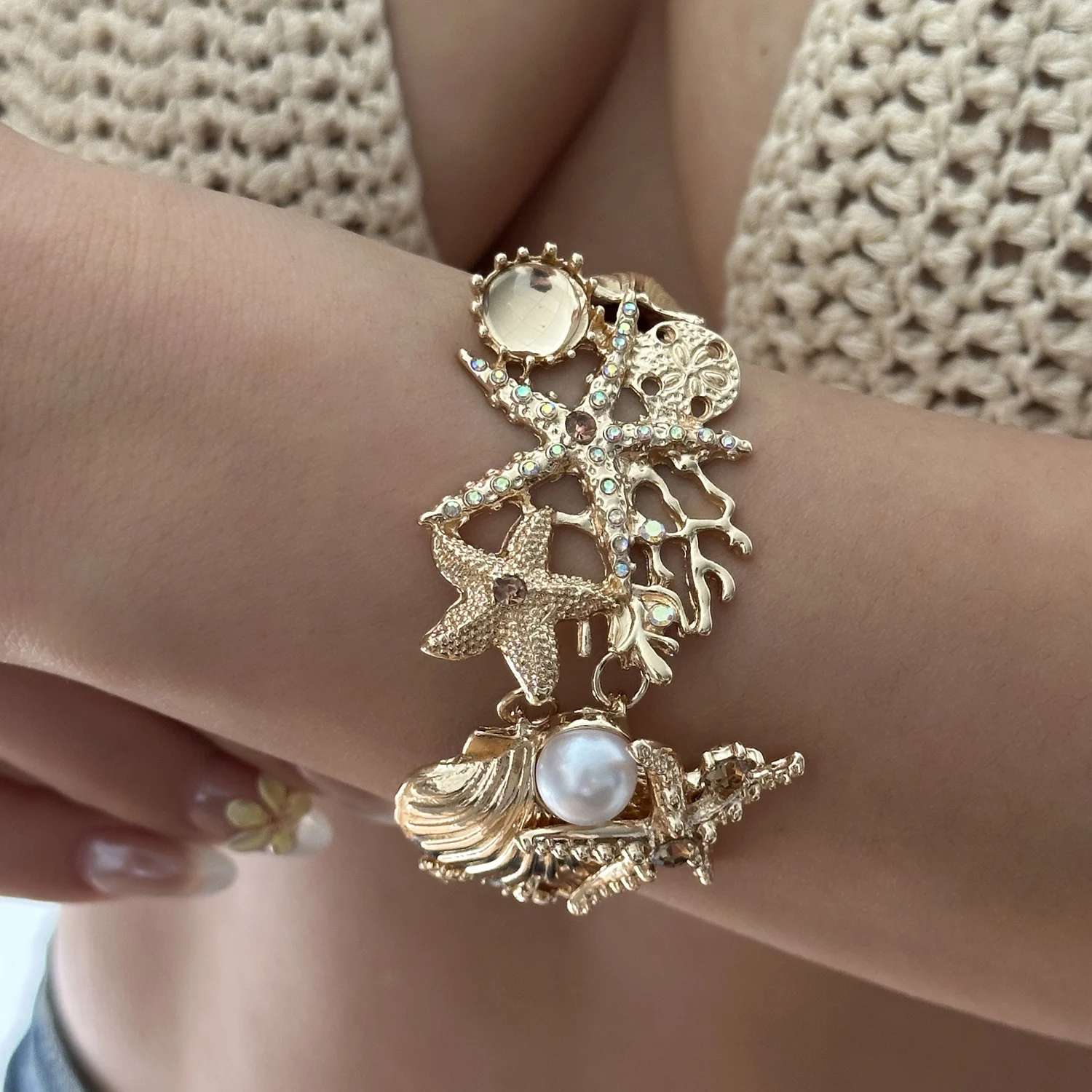 Vintage Schmuckset für Damen im Ozean-Stil: Extravagante Metall-Emaille Seestern-Muschel-Korallen-Perlenkette und Armband – Detail 5