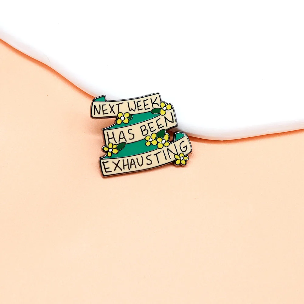 شارة مرهقة الأسبوع المقبل ، دبوس مينا منهك ، عطلة نهاية الأسبوع رائعة