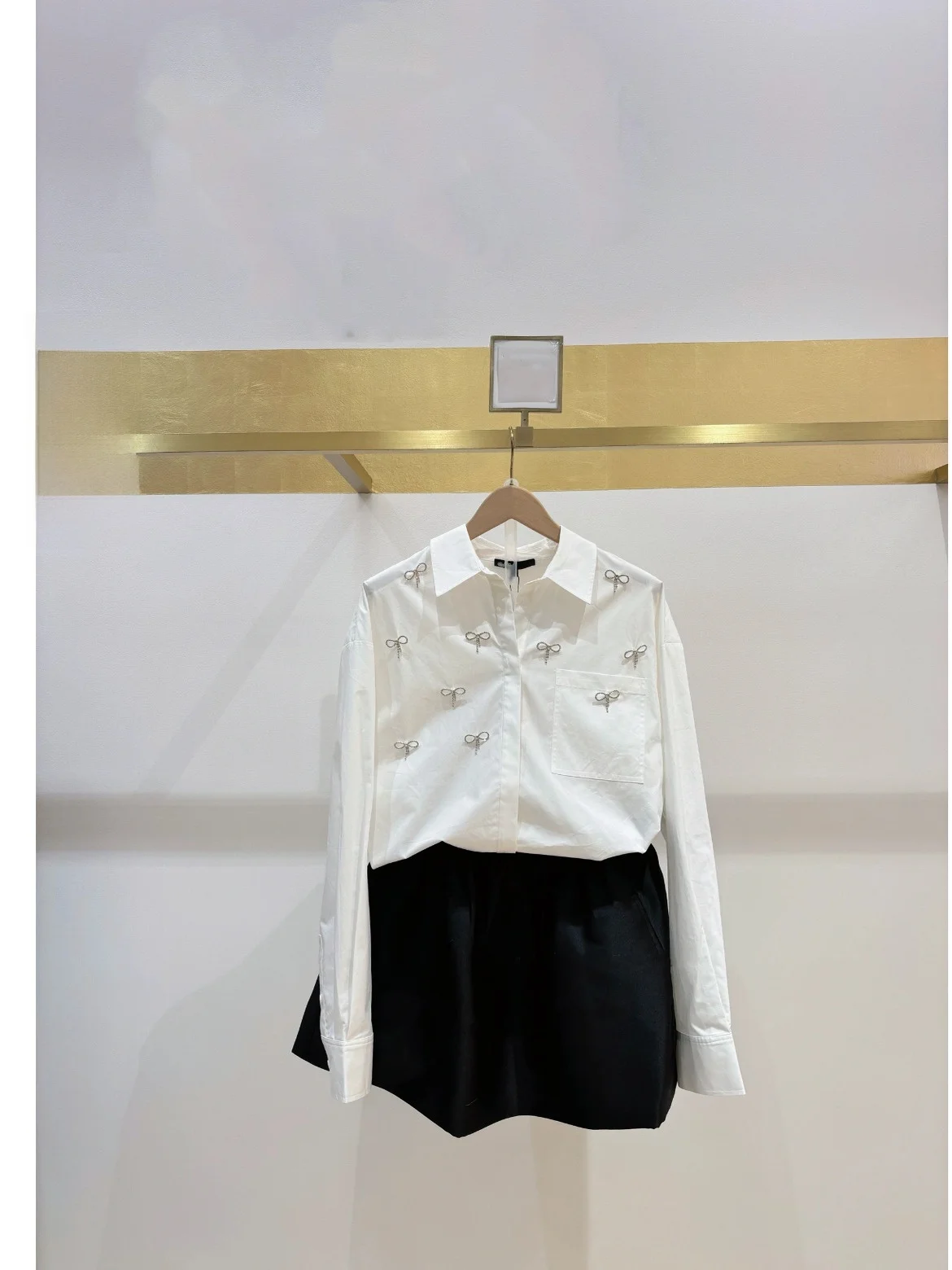 

Элегантная белая рубашка с длинными рукавами и декоративным узлом из кристаллов HEIDD M Home, модная женская рубашка для ранней весны