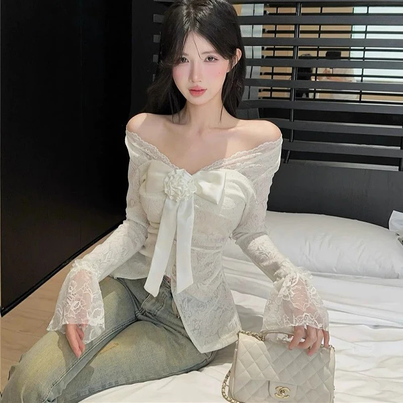 Elegancka, seksowna bluzka damska w stylu koreańskim z kokardą, długim rękawem, koronkową, prześwitującą koszulą Harajuku Y2K, dopasowany krój, dekolt w serek, słodka, biała, szykowna bluzka.