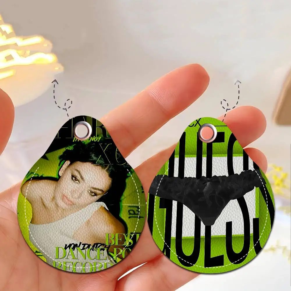 

Singer C-Charli XCX Guess Featuring Round Keychains For Women PU Leather Blanks Key Rings Ideal For Gifts And Party Favors