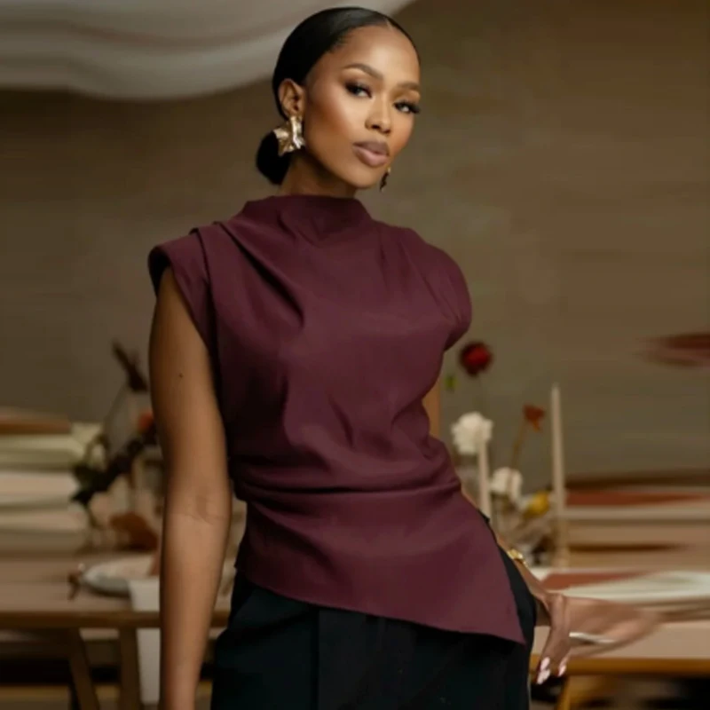 HXAO المرأة تي شيرت مطوي بلايز غير متناظرة صيف 2025 أسود أحمر بني المرأة عادية تكدرت شق سليم بلا أكمام تي شيرت