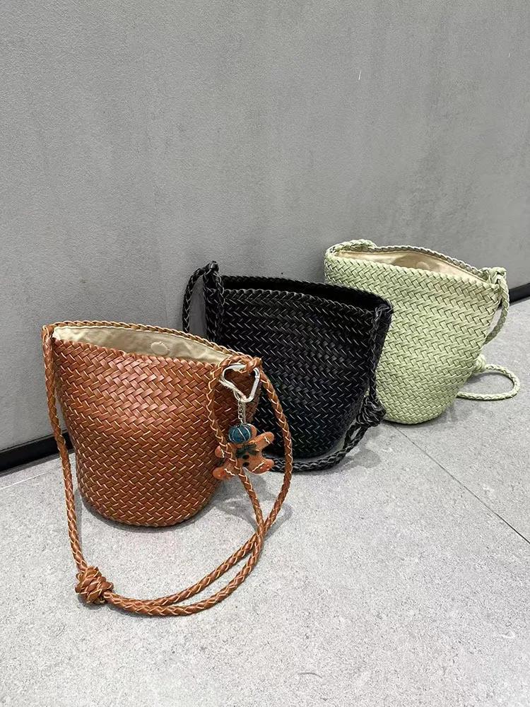 

Hand-woven bag with a high-end feel, large-capacity bucket bag, niche and fashionable single-shoulder crossbody bag