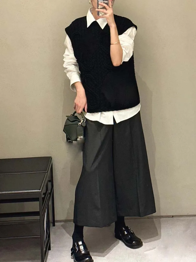 Small and trendy women's pants with fashionable and trendy webbing, elastic waistband, wide leg skirt, cropped pants