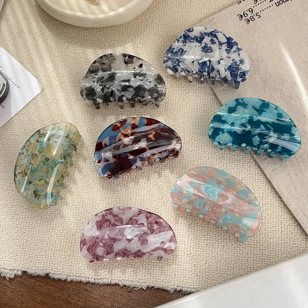 Clip floreale retrò imitazione acetato conchiglia semicircolare Clip di squalo Temperamento elegante Copricapo per panino sul retro della testa per le donne