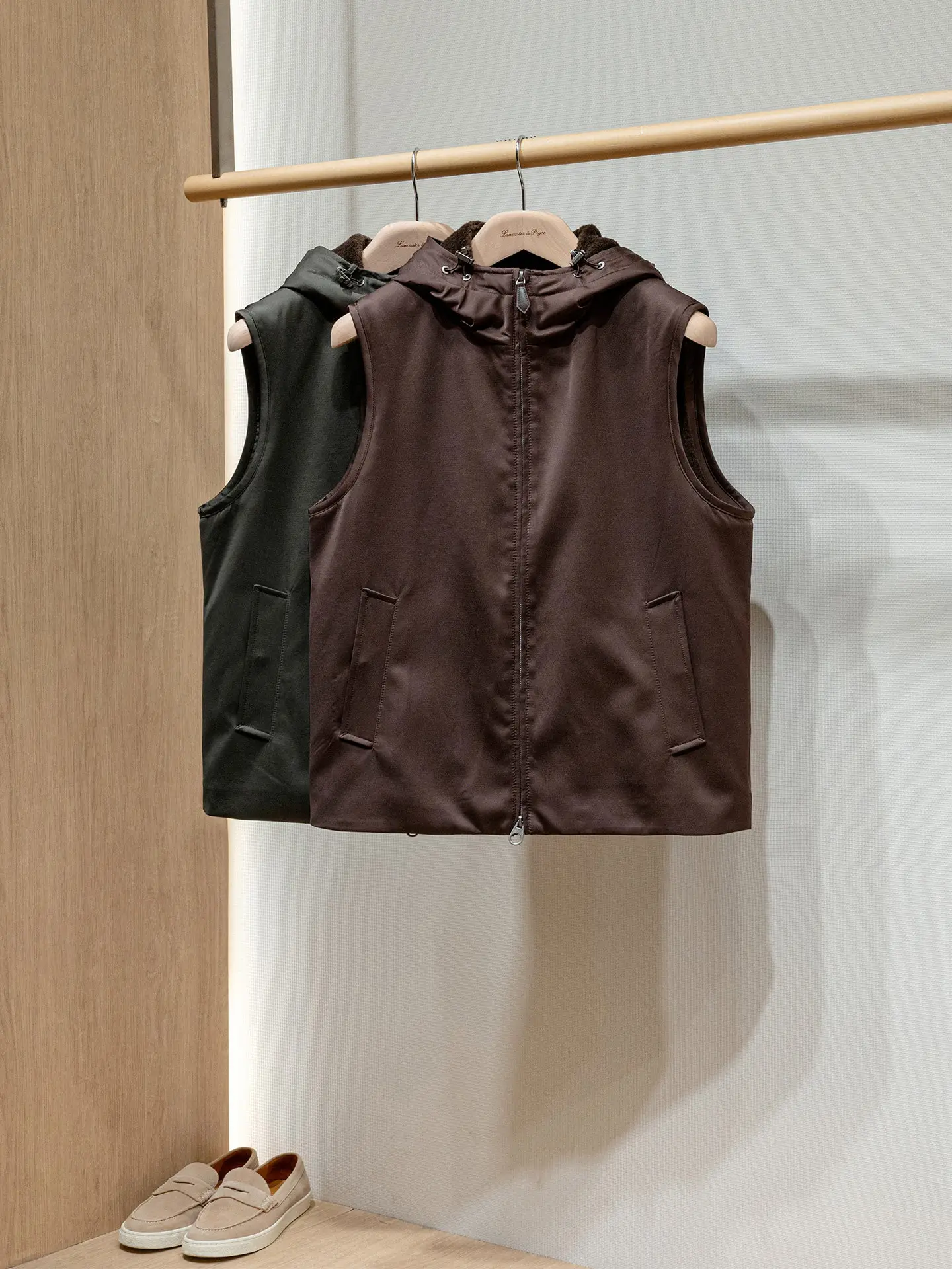 Worsted wool three-proof fabric, lamb wool thermal hooded vest jacket inside