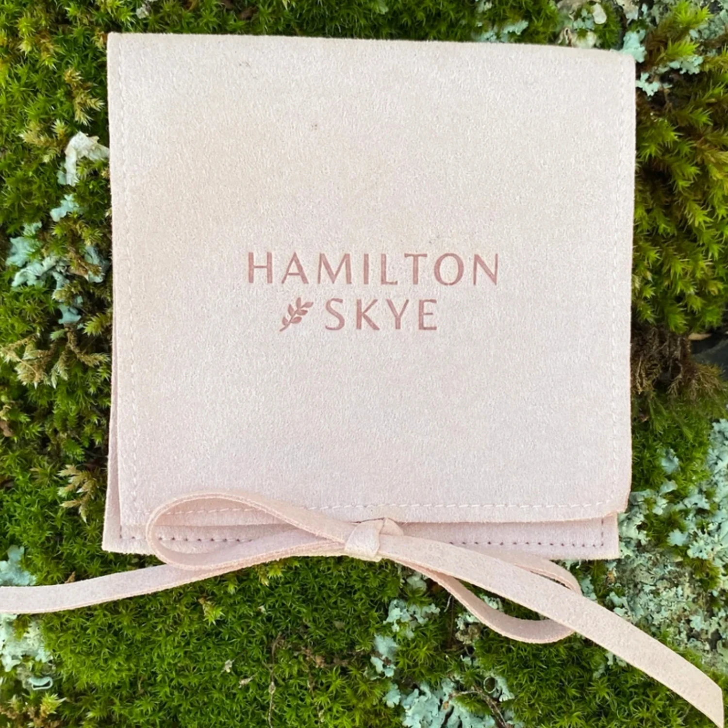 

Мешочек для украшений из микрофибры 10x10 см с индивидуальным логотипом | Подарочный конверт для серег и ожерелья с лентой для упаковки