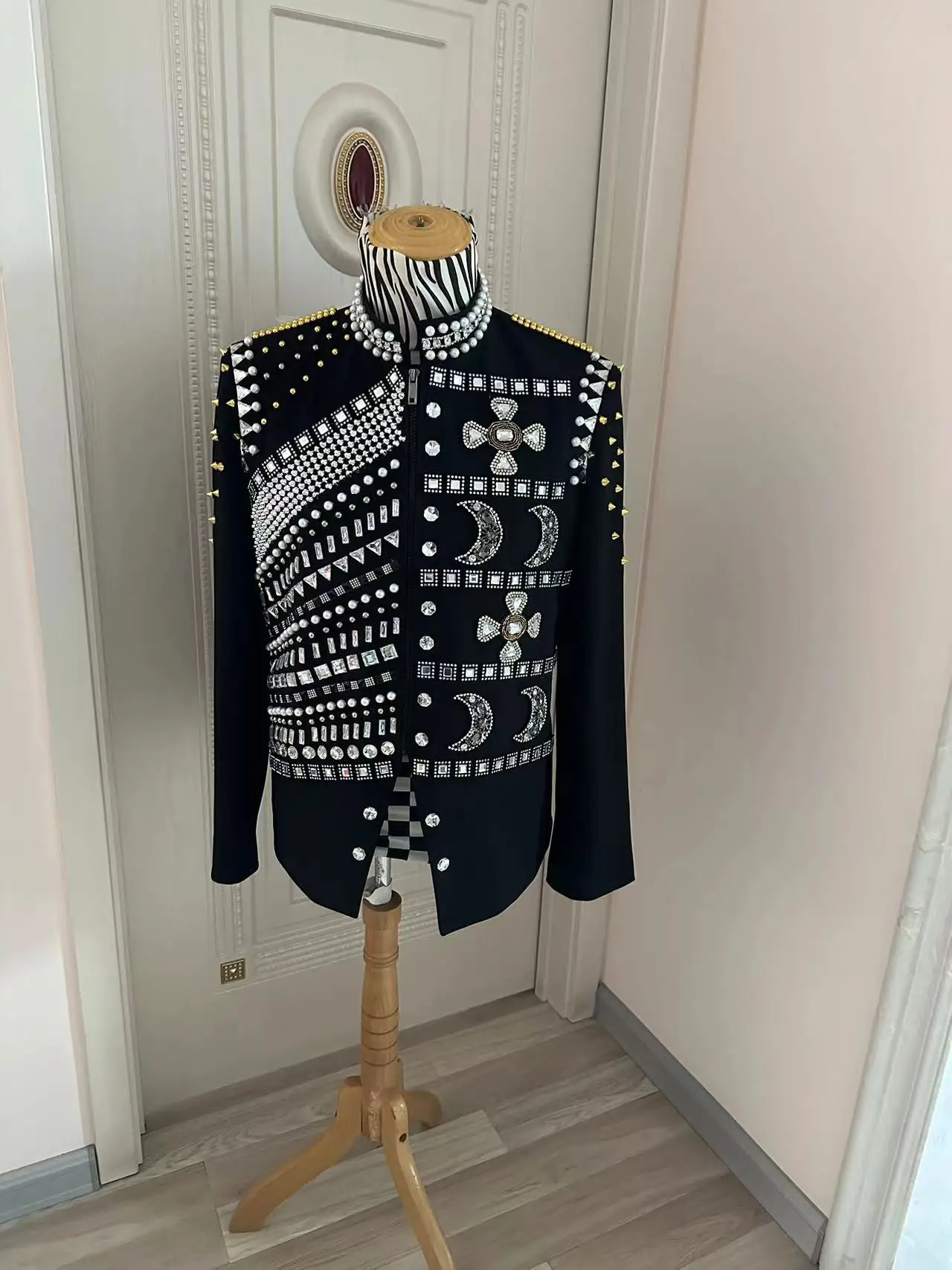 Handmade Quality Men Pearls Sequined Crystal Decoration Royal Jacket Stage Show Performance Coat Male Singer Dancer Outfits