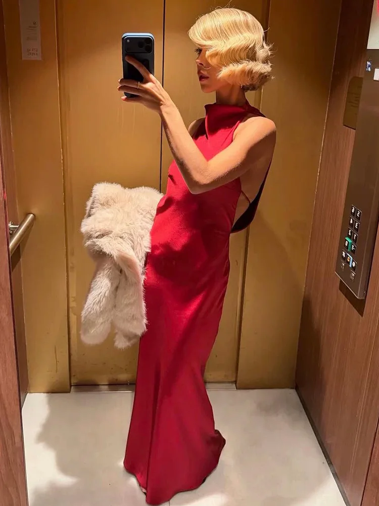 Sukienka damska na wiosnę, bez rękawów, z dekoltem typu halter, seksowna, z odkrytymi plecami, z teksturą jedwabnej satyny, długa, elegancka, szykowna, idealna na bankiet.