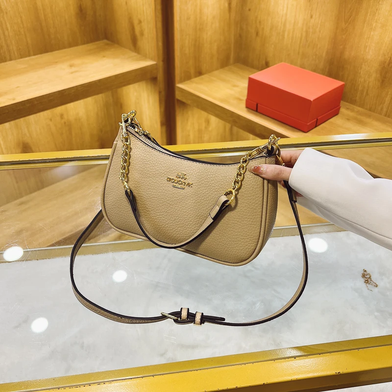 حقيبة كلاتش فاخرة وأنيقة بلون واحد - متسوق ركاب عصري على الموضة في باريس مع تصميم عتيق بسيط #1