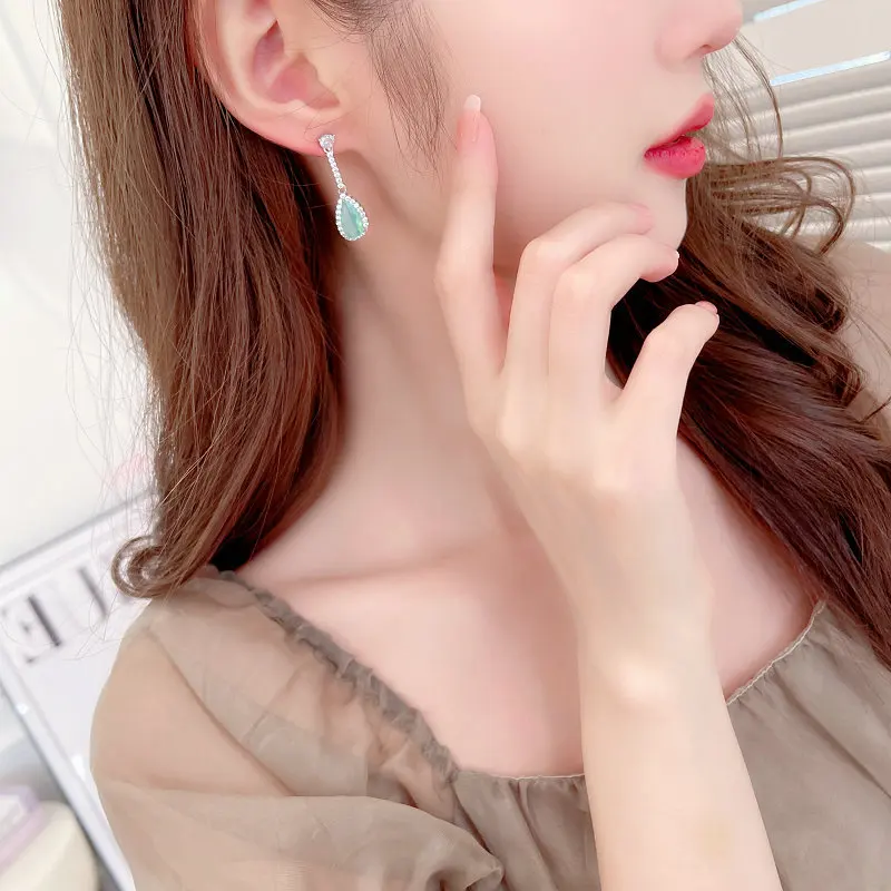 Яркие, нежные, этичные, элегантные, нишевые и простые серьги с цирконами в форме капли воды.