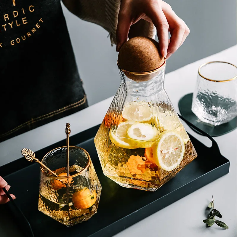 

Роскошная скандинавская минималистичная бутылка вина с геометрическим рисунком — элегантный и современный дизайн, идеально подходит для стильных домашних баров, коллекционеров и подарков.