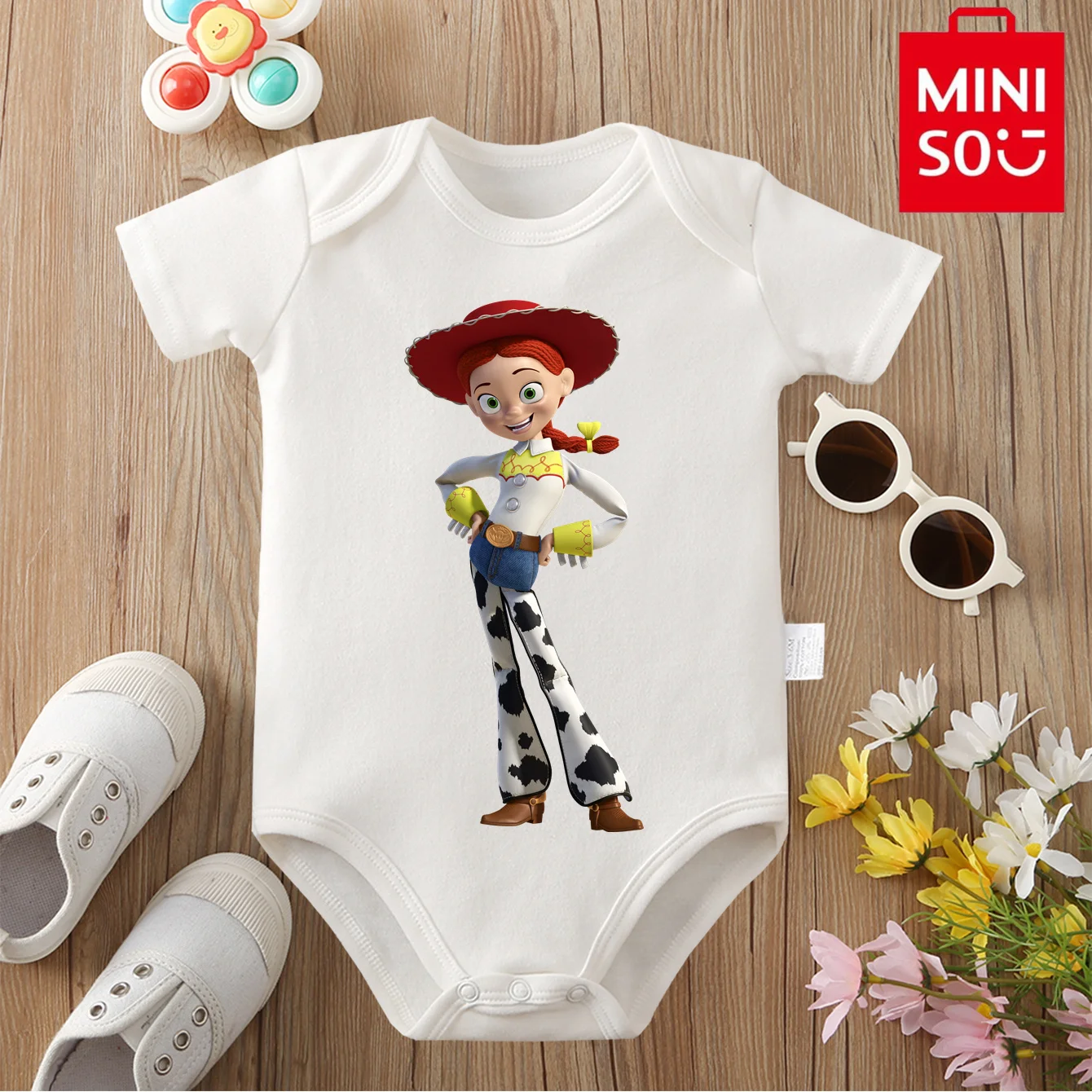 

MINISO&Disney Jointly Signed, 100% хлопок, детская одежда, детский комбинезон, боди «История игрушек», милый принт Джесси для новорожденных от 0 до 12 месяцев
