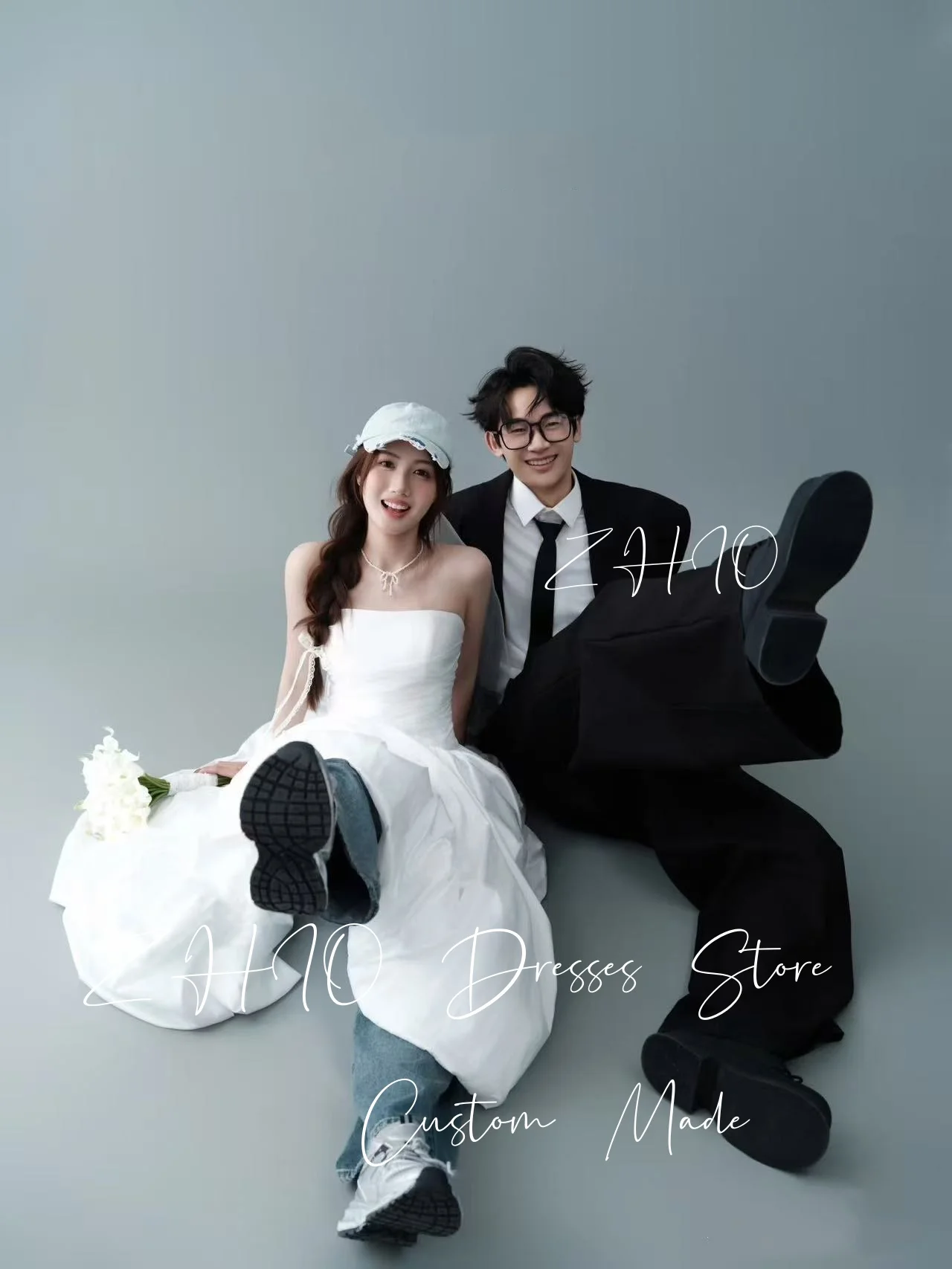 Sukienka ślubna ZHIO, nowoczesna, biała, bez ramiączek, linia A, plisy, tafta, koreańska sesja zdjęciowa, suknia na przyjęcie weselne, prosta, szyta na miarę.