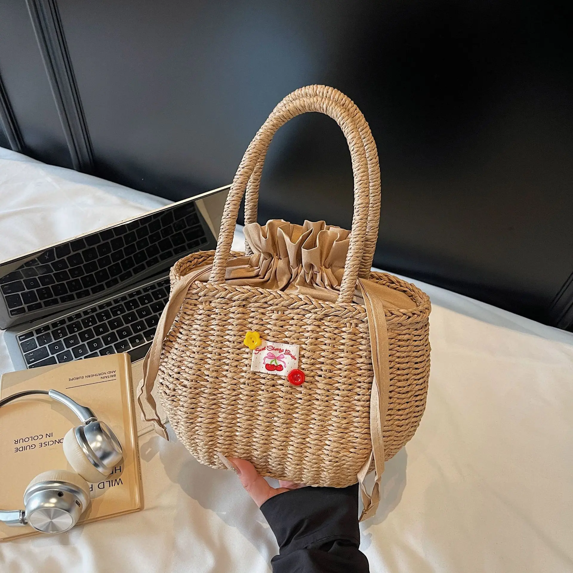 

2025 Европа и Америка Новинка! Модная универсальная соломенная сумка ручной работы, праздничная пляжная женская повседневная сумка на шнурке