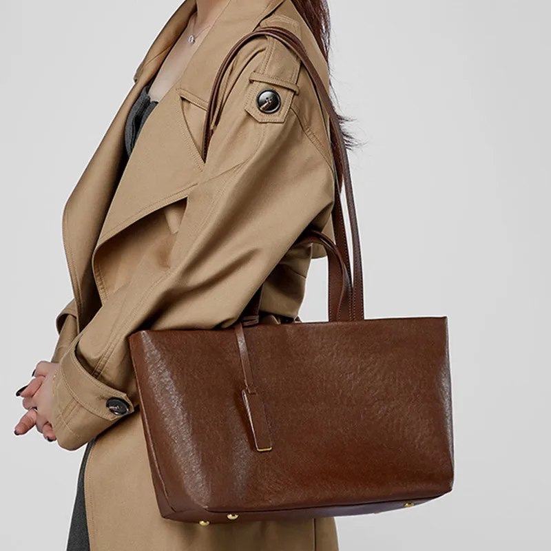 FOXER حقيبة يد نسائية فاخرة جلد البقر 2025 الشتاء خمر حقيبة كتف الإناث حقيبة يد ذات سعة كبيرة للتسوق التنقل