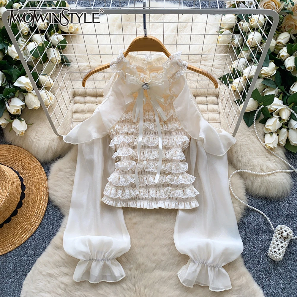 

TWOTWINSTYLE милые однотонные кружевные блузки для женщин с круглым вырезом и длинными рукавами, летние милые вечерние рубашки, женский стиль KBL550005