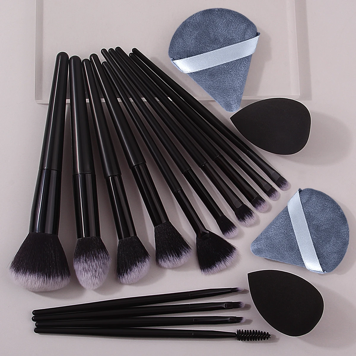 18 ชิ้นสีดําชุดแปรงแต่งหน้าแปรงอายแชโดว์แปรงคิ้วแปรงแป้งพัฟความงามไข่มัลติฟังก์ชั่เครื่องมือความงาม