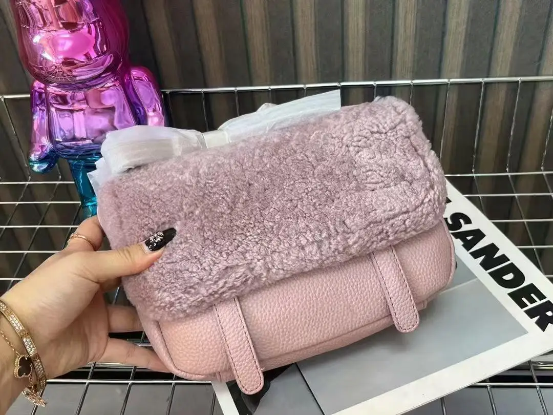 

Модная однотонная сумочка, соответствующая последним трендам моды. Новая, простая, но стильная женская сумочка.