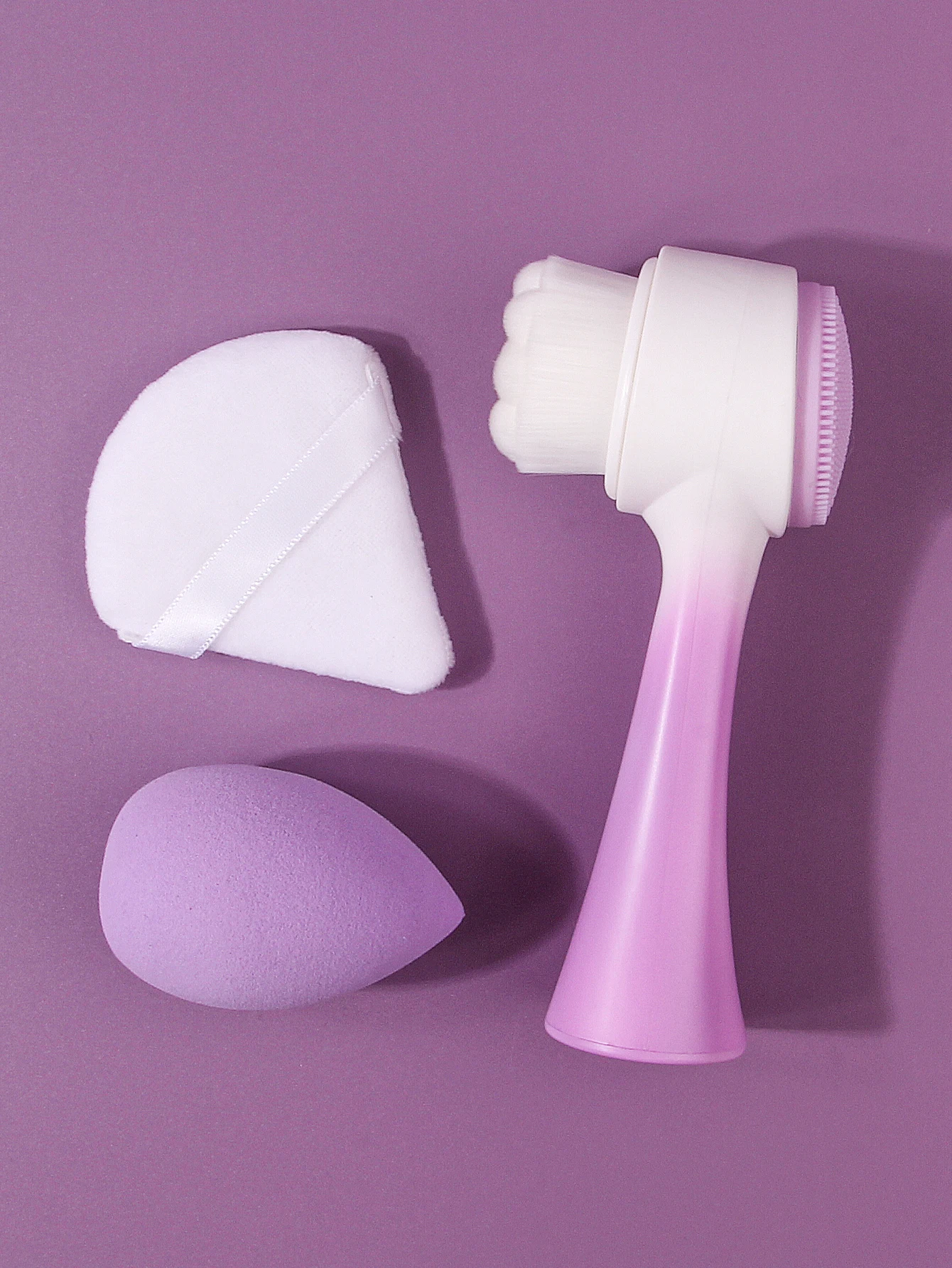 3 قطع من أدوات التجميل المحمولة: فرشاة وجه ناعمة على الوجهين وإسفنجة مكياج الوجه غير المسحوقة على البيض/نفخة مسحوق مثلثة