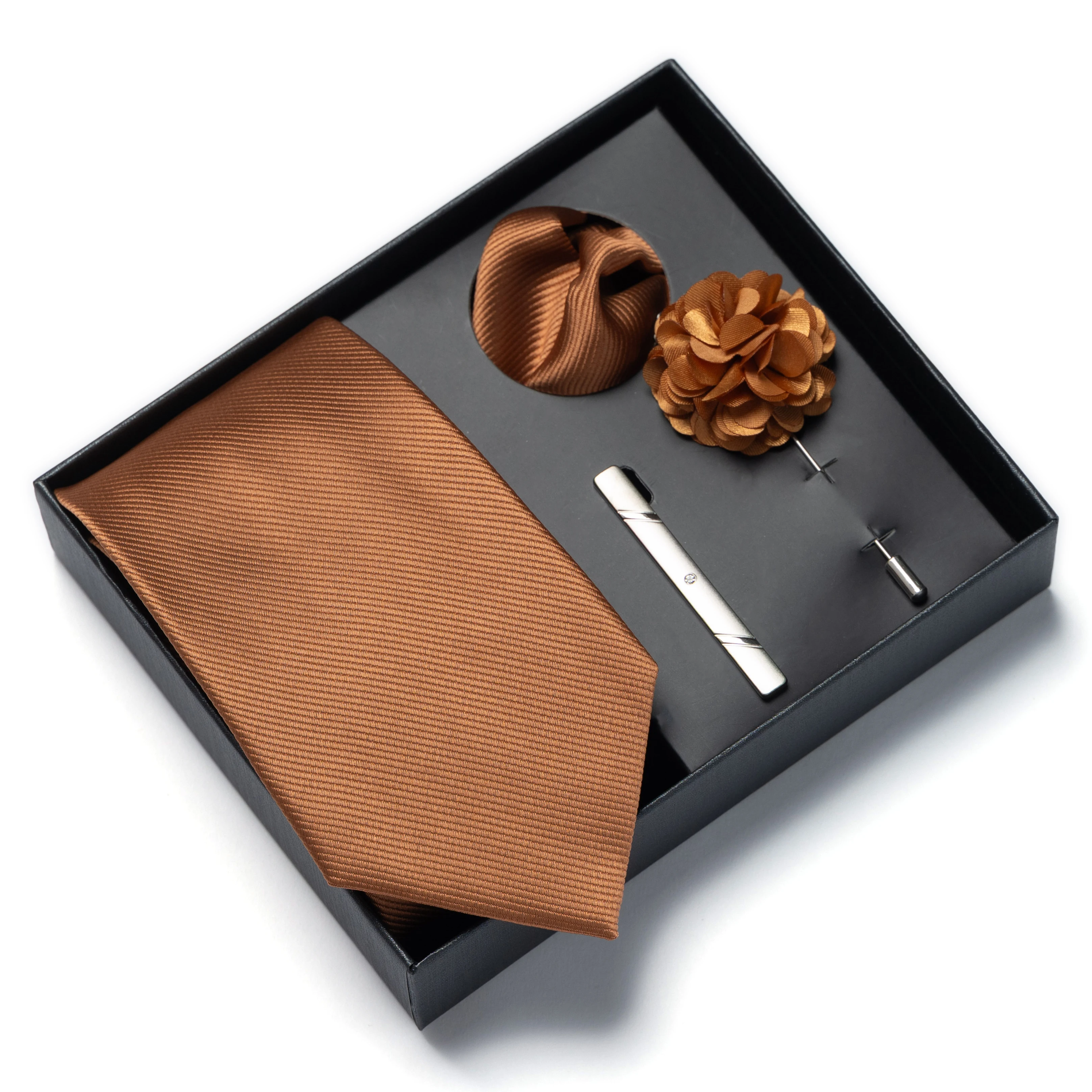 Dieses 4-teilige Herren-Krawattengeschenkset in einfarbiger Ausführung enthält eine Brosche, ein Korsagenblumen-Set und ein Taschentuch. Es ist ein perfektes Geschenk zum Valentinstag. – Detail 6